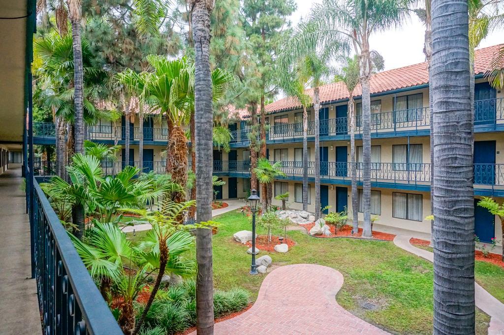 Vanllee Hotel Covina Exterior photo